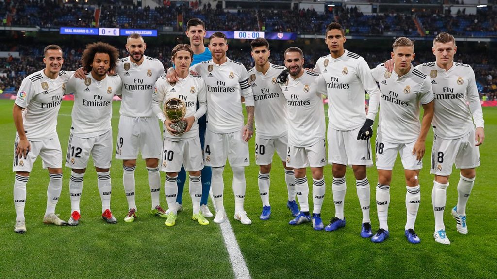 Antes del choque de LaLiga contra Rayo Vallecano, el croata Luka Modrid se encontró este sábado 15 de diciembre con sus compañeros del Real Madrid CF, al mostrar su trofeo del "Balón de Oro 2018" a los aficionados merengues reunidos en el estadio Santiago Bernabéu, de Madrid, España (foto Twitter del Real Madrid CF).