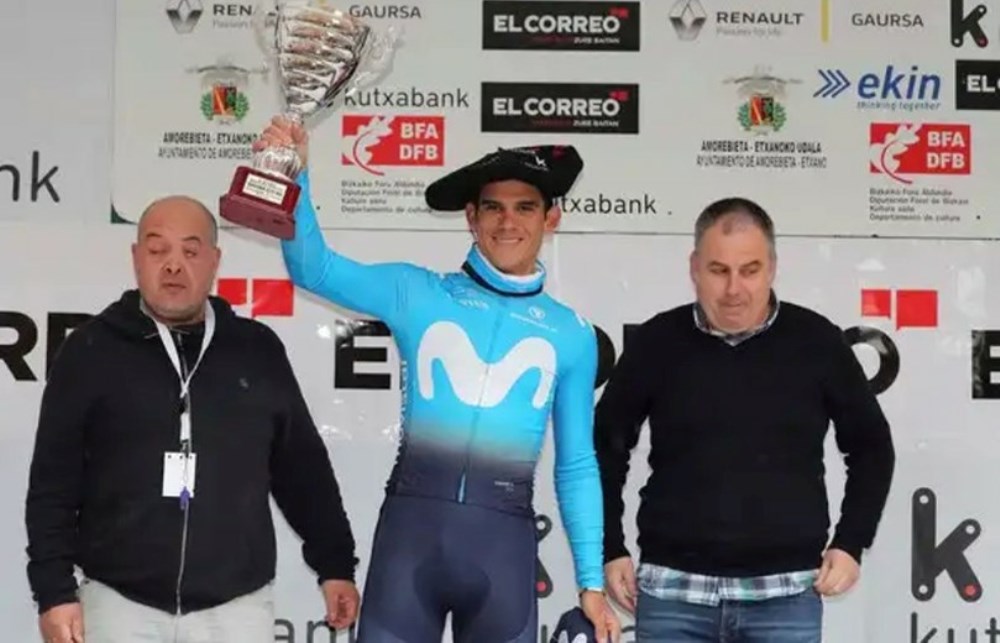 El gesto de triunfo del costarricense Andrey Amador, del Movistar Team de España, tras adjudicarse el 8 de abril anterior la edición 64 de la "Klasika Primavera de Amorebieta", en el País Vasco. Su quinta victoria como ciclista profesional desde el 2007 (foto Movistar Team).