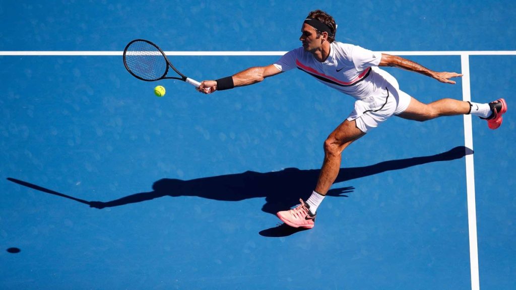 El veterano suizo Roger Federer, de 37 años y ganador de 20 títulos de Grand Slam -récord actual-, ya está en la tercera ronda del Abierto de Australia, luego de superó con dificultad en tres sets al británico Daniel Evans, este miércoles 16 de enero en Melbourne, Australia (foto agencia EFE).