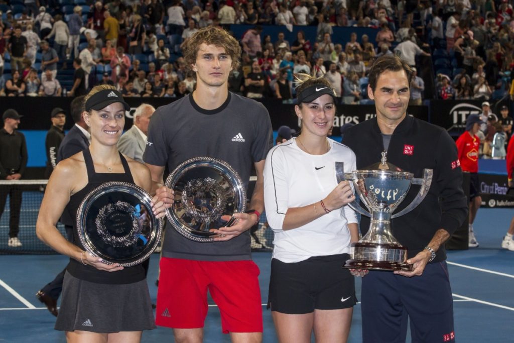 El dúo de Suiza, Roger Federer (derecha) y Belinda Bencic (tercera de izquierda a derecha), ganaron 2-1 la Copa Hopman en la final 2018 frente a la pareja alemana, integrada por Angelique Kerber (izquierda) y Alexander Zverev. Para Federer fue el segundo título de la Copa Hopman y el tercero en general para Suiza (foto ATP).
