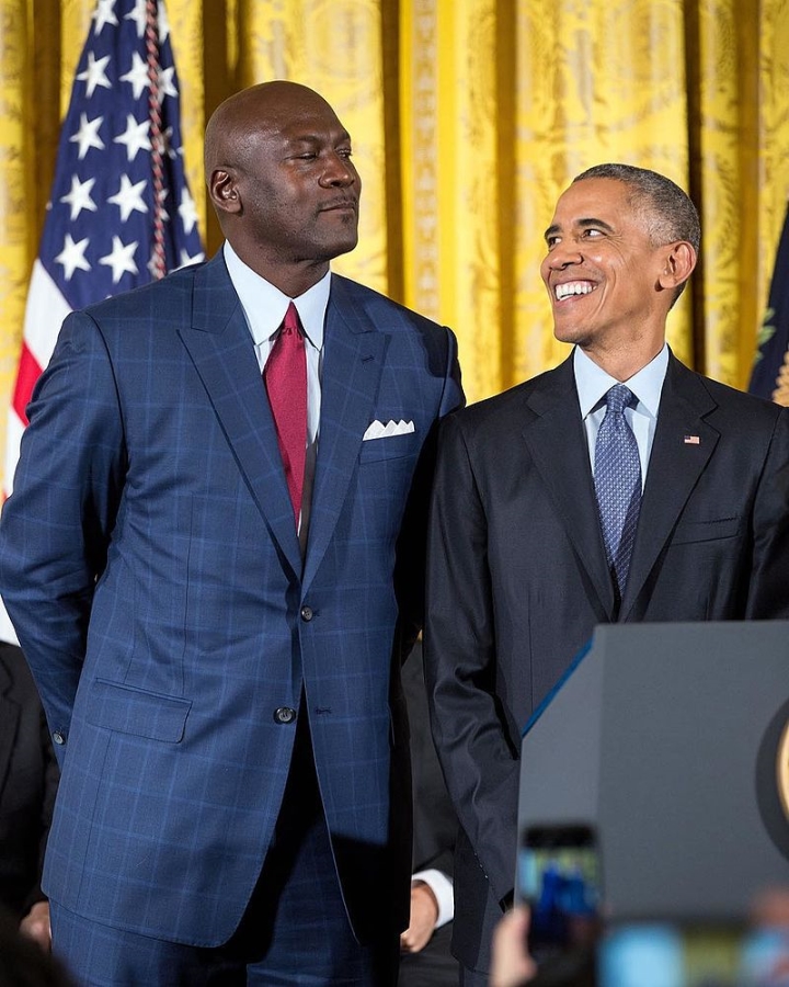 Michael Jordan (izquierda) recibiendo hace más de dos años la Medalla de la Libertad de manos del hoy expresidente estadounidense Barak Obama, el 22 de noviembre del 2016 en la Casa Blanca, en Washington D. C., Estados Unidos (foto Wikimedia Commons).