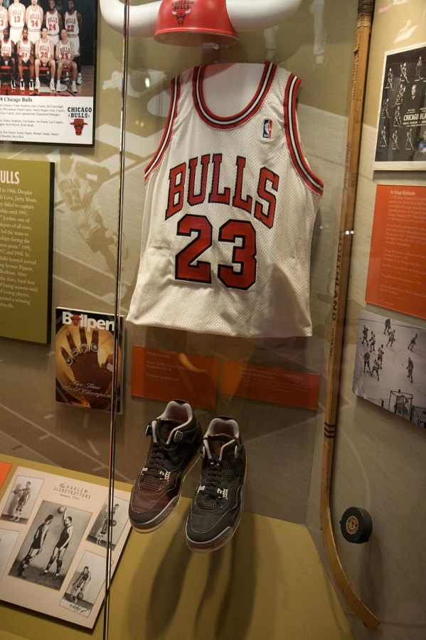 Una camiseta y las tenis que usó Michael Jordan con los Chicago Bulls en su histórico trajinar por la NBA, se ubican en un salón del Museo Histórico de Chicago, Illinois, Estados Unidos (foto Wikimedia Commons).