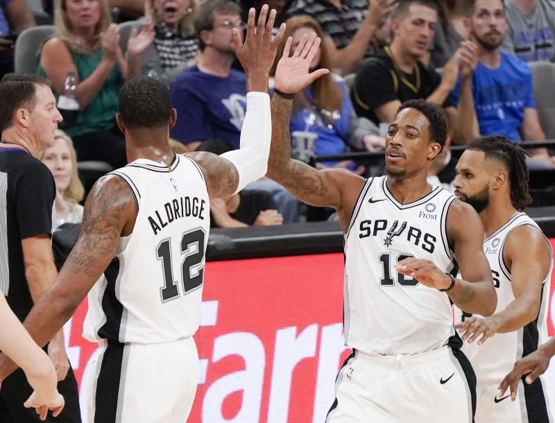 Los Spurs de San Antonio igualan 1-1 ante los Nuggets de Denver su serie de postemporada de la NBA 2018-2019, con figuras como LaMarcus Aldridge (Nº 12), DeMar DeRozan y Patty Mills (agencia EFE).