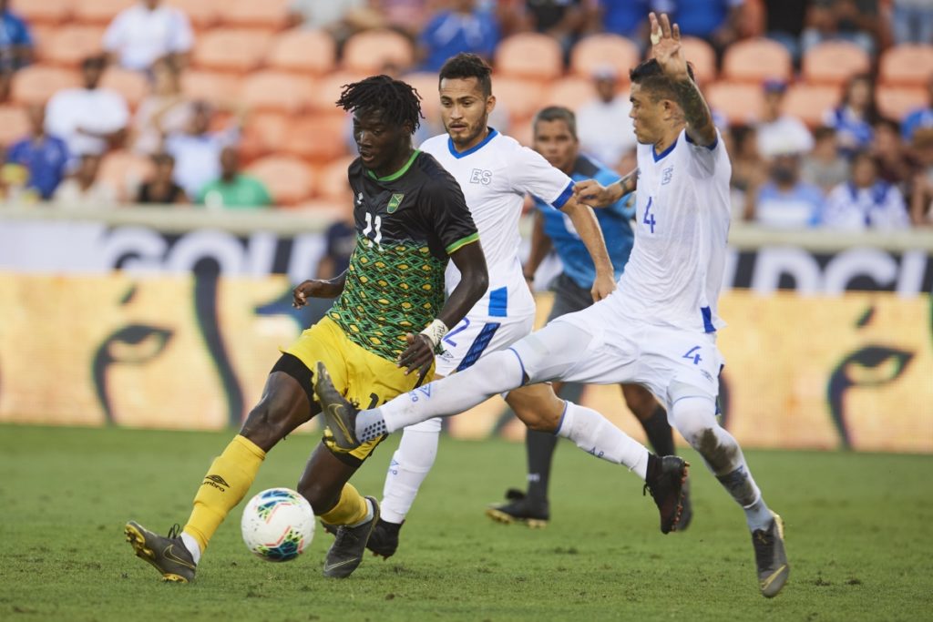 Shamar Nicholson, debutante con Jamaica, en acción frente al zaguero salvadoreño Iván Mancía, en el juego que finalizó 0-0 el 21 de junio en Houston, Texas, Estados Unidos. Los caribeños ganaron el Grupo C de la Copa de Oro (foto Copa de Oro 2019).