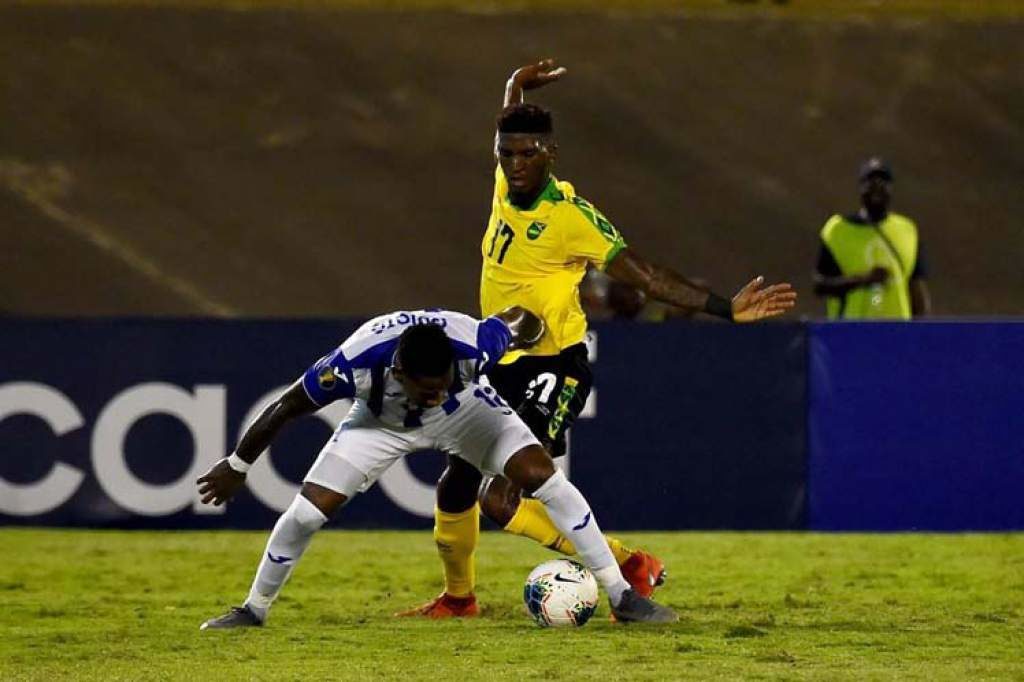 Damion Lowe: El zaguero de Jamaica, que goleó a Honduras en Kingston, es el otro central en este equipo ideal. Es hijo del legendario exjugador Onandi Lowe.