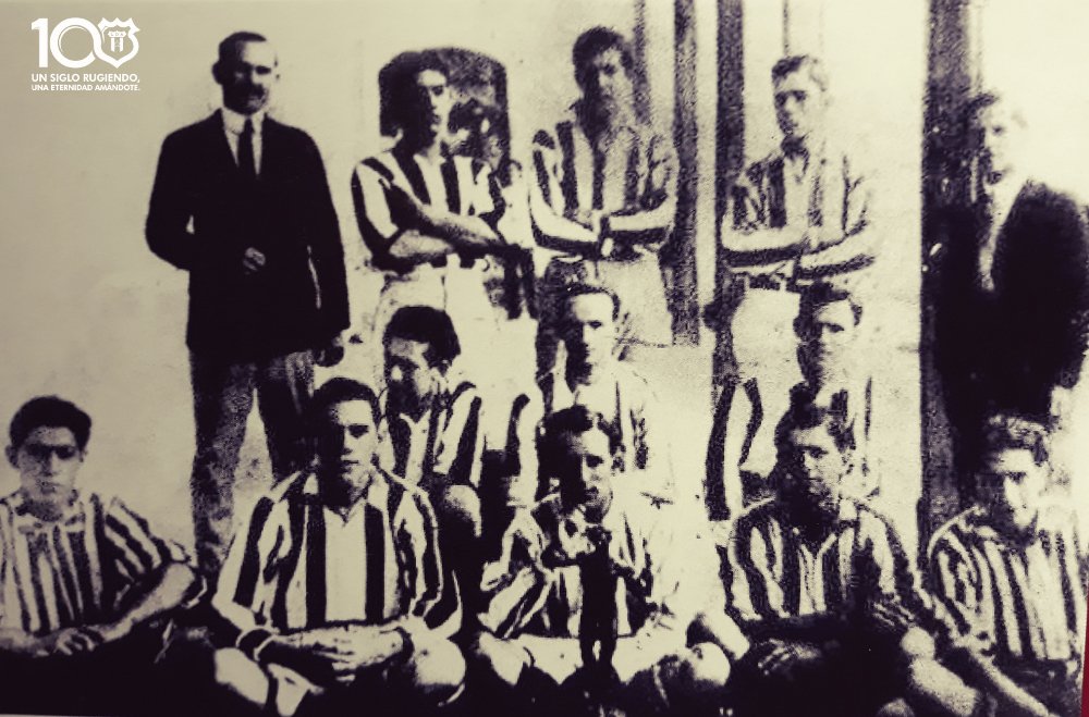 El equipo Club Sport 11 de abril jugó en varias plazas del país. Esta foto corresponde al 11 de abril de 1919, antes de jugar un encuentro amistoso (Facebook de L. D. Alajuelense).