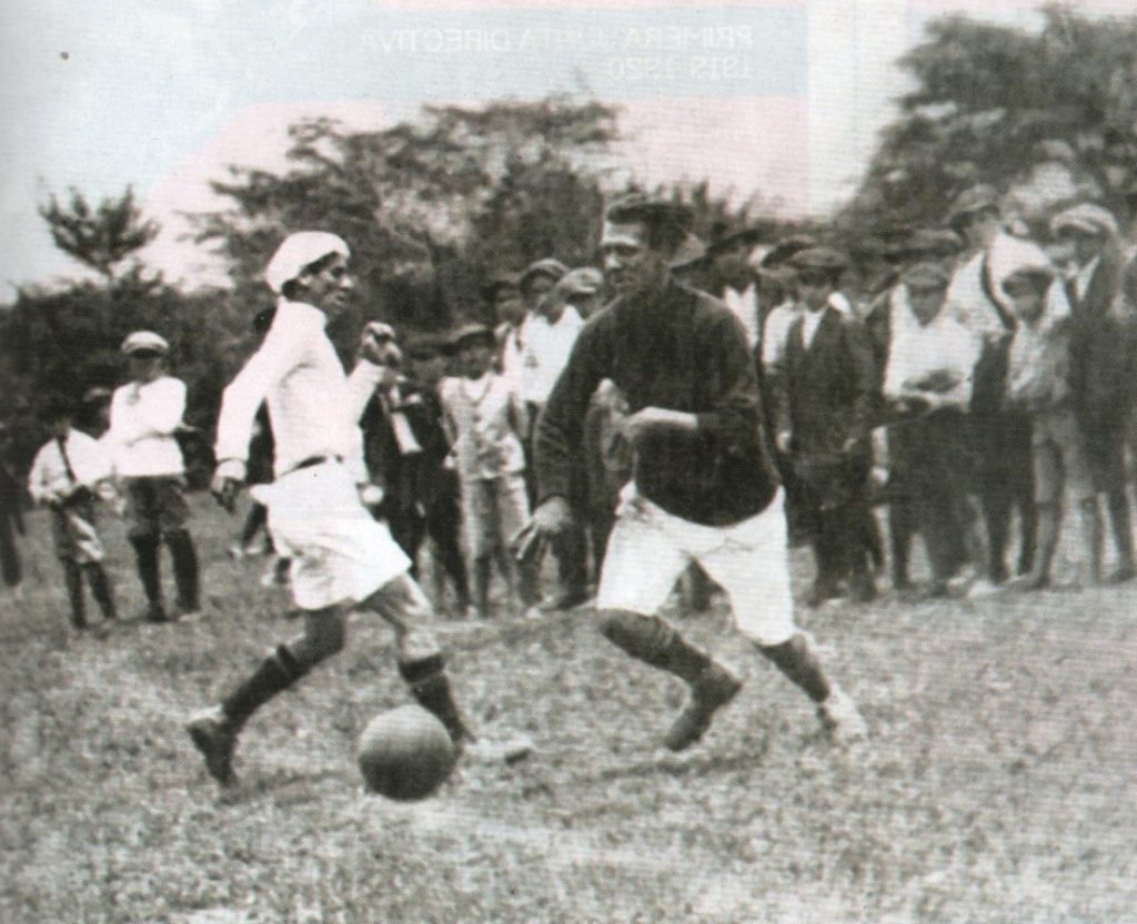El mediocampista rojinegro, Enrique Solera (derecha), elude a un zaguero del Club Sport La Libertad, durante un partido amistoso celebrado a principios de los años 20 (foto archivo de José Antonio Pastor).