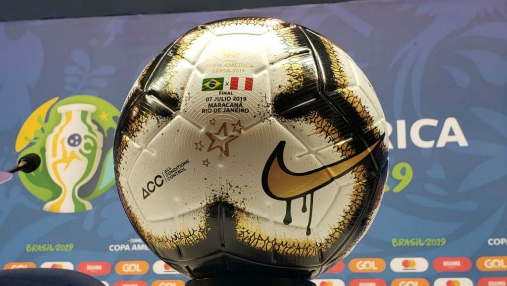 El balón oficial de la gran final de la Copa América 2019, este domingo 7 de julio entre Brasil y Perú, luego de que fuera exhibida en conferencia de prensa en el Estadio Maracaná, de Río de Janeiro, Brasil (foto Twitter de la Conmebol).