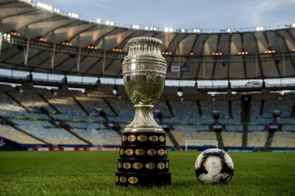 El trofeo y el balón oficial de la Copa América, en pleno centro del terreno de juego del Estadio Maracaná, de Río de Janeiro, de la final en la edición 2019 entre Brasil y Perú (foto Twitter de la Conmebol).