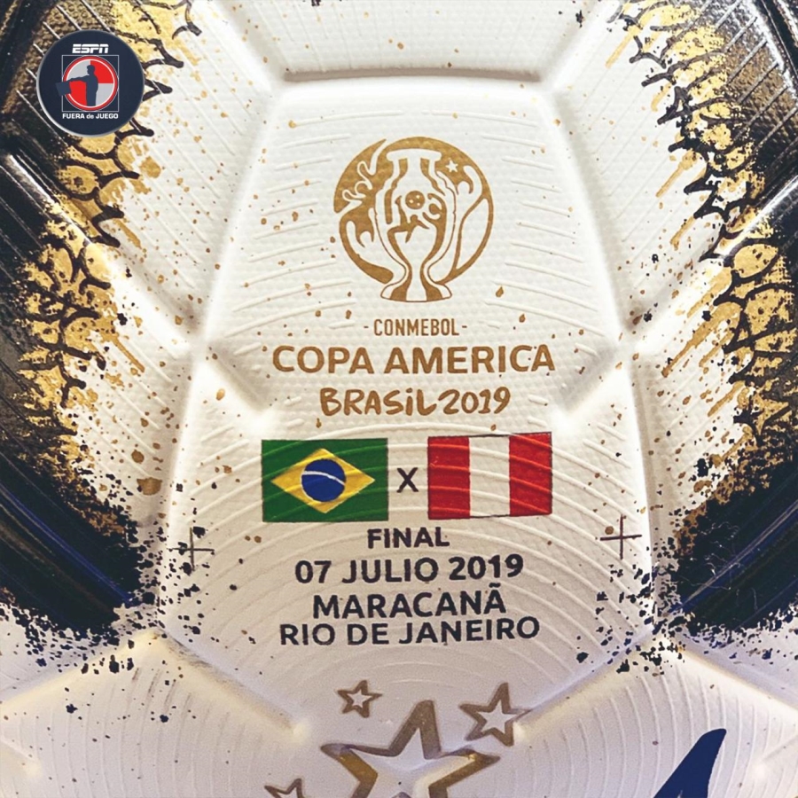Este es el texto que registra el balón oficial de la final de la Copa América 2019 entre Brasil y Perú, este 7 de julio en el Estadio Maracaná, de Río de Janeiro, Brasil (foto Twitter del programa 'Fuera de Juego', de ESPN).