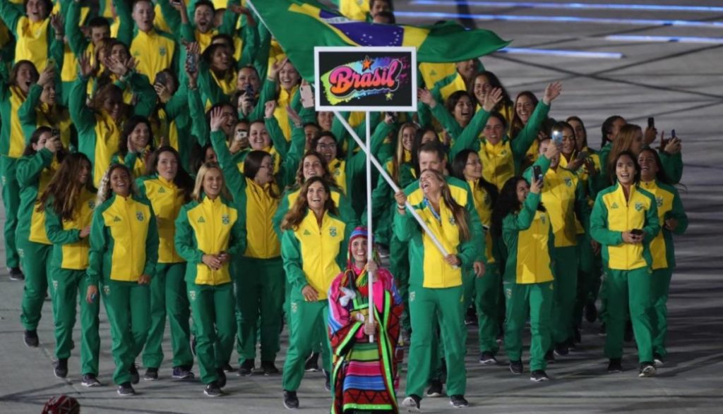 La delegación de Brasil llevó a casi todos sus 487 atletas inscritos, este 26 de julio durante la ceremonia de inauguración de los Juegos Panamericanos, celebrada en el Estadio Nacional de Lima, Perú (foto sitio https://trome.pe).