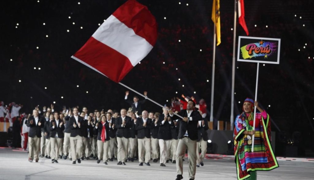 Los atletas del país anfitrión, Perú, desfilan en el acto inaugural de los Juegos Panamericanos, en el Estadio Nacional de Lima, Perú. Es la delegación más numerosa de las justas, con más de 600 atletas (foto sitio https://trome.pe).