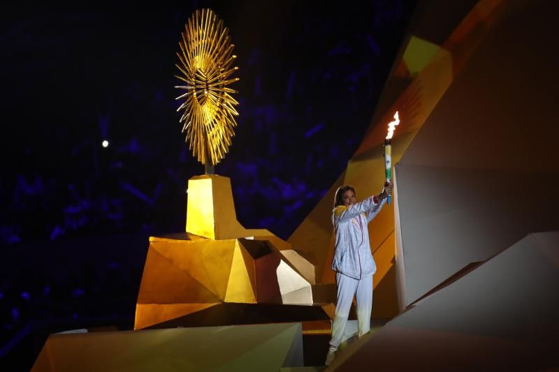 La exvoleibolista Cecilia Tait, medallista en Seúl 1988, sostiene la antorcha antes de encender el pebetero de los Juegos Panamericanos Lima 2019 este viernes en la inauguración en el estadio Nacional en Lima, Perú (foto Orlando Barria, de EFE).