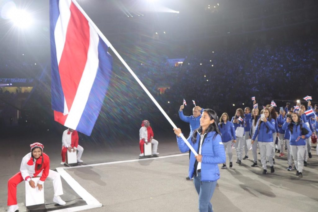 La futbolista Shirley Cruz, abanderada del Comité Olímpico Nacional, encabeza este 26 de julio la delegación tica de 85 deportistas durante el acto de inauguración de los Juegos Panamericanos 2019, en el Estadio Nacional de Lima, Perú (foto Olman Mora, Prensa del CON).