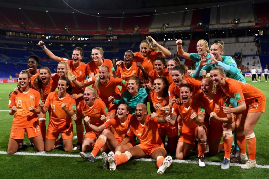 Las jugadoras de la Selección de Holanda, monarca de Europa en el 2017, festejan su merecida clasificación a su primera final del Mundial Femenino de la FIFA, tras doblegar 1-0 a Suecia en tiempos extras, el 3 de julio en Lyon, Francia (foto sitio web del Mundial Femenino 2019).