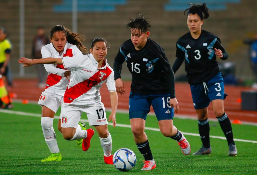 Argentina secundó el Grupo A panamericano después del empate con Costa Rica (0-0) y los dos triunfos seguidos ante Perú por 3-0 y Panamá por 1-0. En la jugada, la argentina Yamila Rodríguez (Nº 15) supera en velocidad a la inca Emily Flores (foto sitio "Lima 2019").
