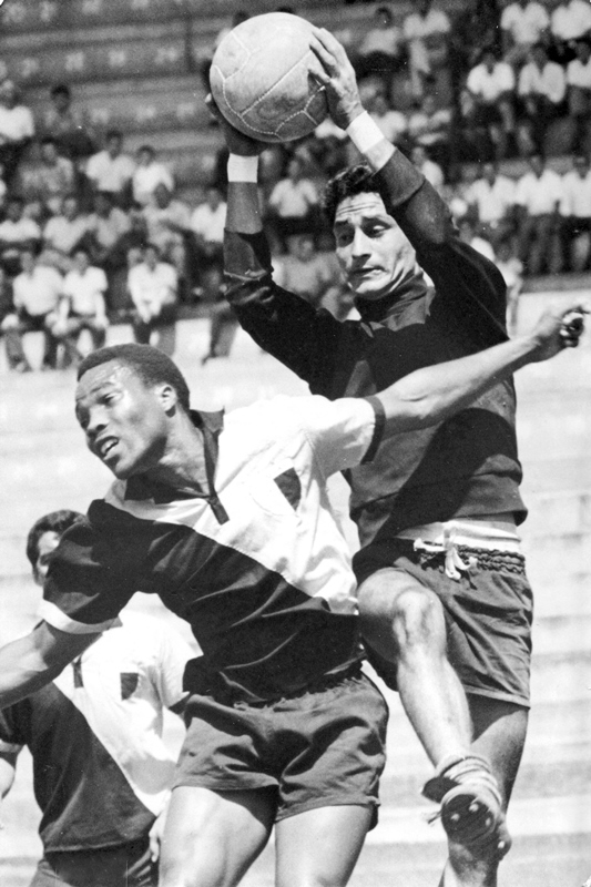 José Francisco Fonseca, portero del Club Sport Herediano, corta un avance del Club Sport Uruguay de Coronado, en choque de campeonato de los años 60 jugado en el Estadio Nacional, de San José (Archivo de Randall Chacón). 