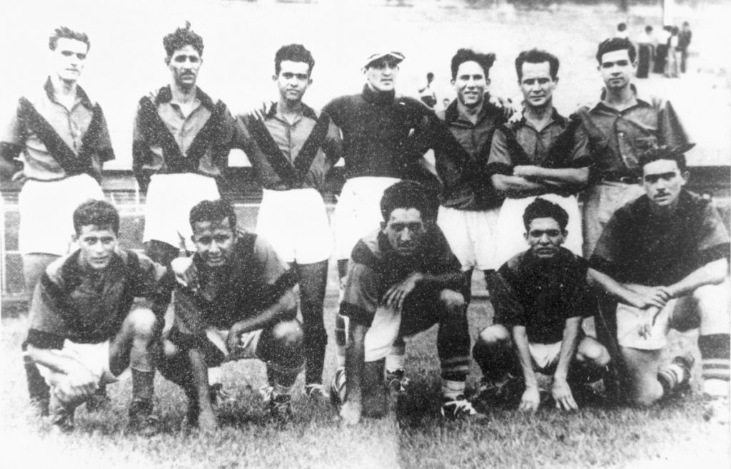Este equipo de la Liga Deportiva Alajuelense conquistó en 1941 el trofeo de la Copa Borsalino, luego de doblegar 2-0 al Club Sport La Libertad en la final disputado en el Estadio Nacional de La Sabana, San José. En esta imagen, el ariete Álvaro Rojas aparece en la fila de abajo; es el cuarto, de izquierda a derecha (foto archivo de Rodrigo Calvo).