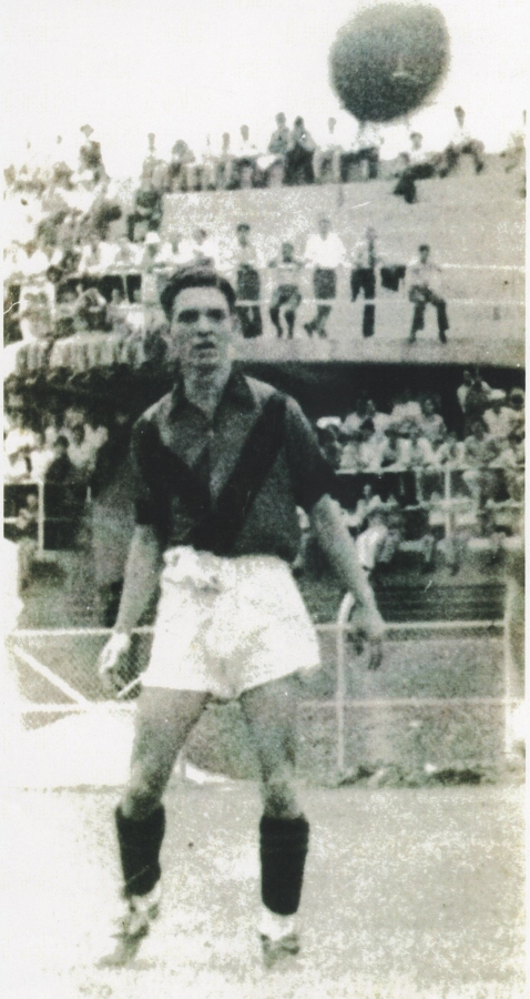 Álvaro Rojas Espinoza observa el balón, en un partido de la Liga Deportiva Alajuelense en el Estadio Nacional, de La Sabana, San José, correspondiente al campeonato de 1941 (foto archivo de Rodrigo Calvo).