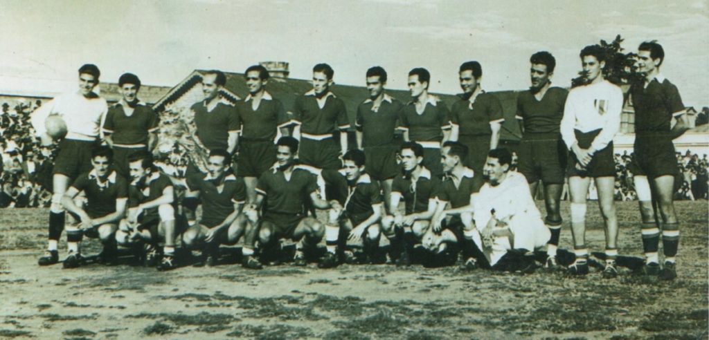 La primera Selección de Costa Rica que integró Álvaro Rojas Espinoza, para una gira amistosa a Guatemala, en noviembre de 1942. El equipo era dirigido por el legendario Alejandro Morera Soto (último en la fila de abajo, a la izquierda); Álvaro Rojas aparece de sexto, abajo, de izquierda a derecha (foto archivo de Rodrigo Calvo).