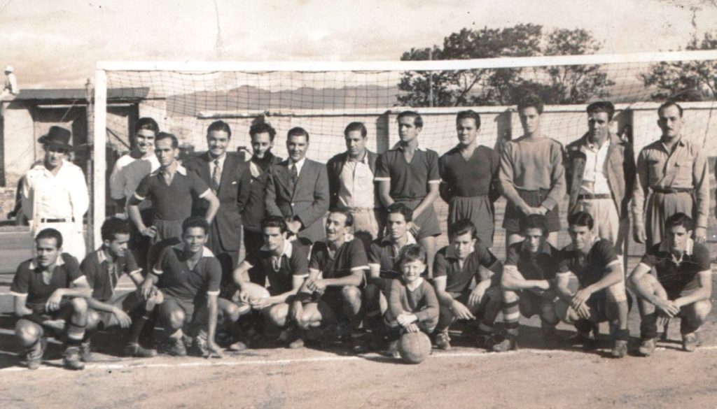 Jugadores, cuerpo técnico y delegados de la Selección de Costa Rica durante la gira amistosa a Guatemala, en noviembre de 1942, que fue promovida por el dictador chapín, Jorge Ubico. Álvaro Rojas aparece sexto en la fila de abajo, de izquierda a derecha (foto archivo de Rodrigo Calvo).