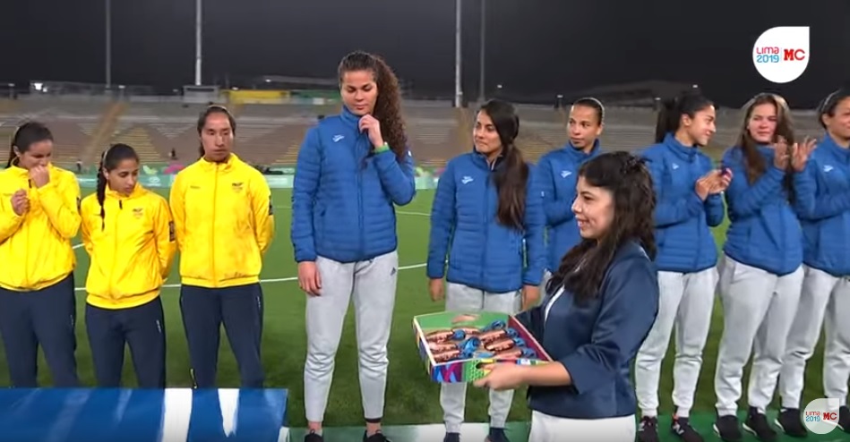 Las seleccionadas de Costa Rica previo a la entrega de su medalla de bronce, en el fútbol femenino de los Juegos Panamericanos de Lima 2019 (Imagen capturada de la transmisión oficial de 'Marca Claro' por YouTube).