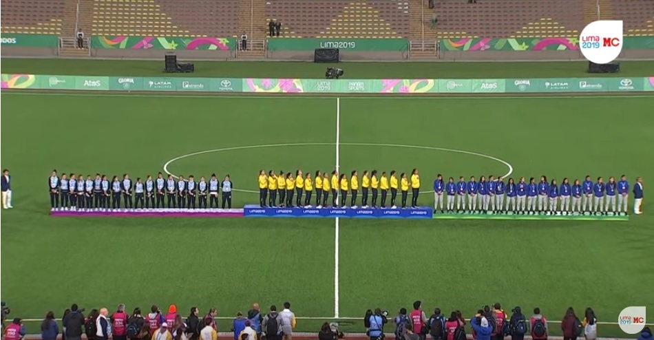 
El podio del fútbol femenino en los Juegos Panamericanos del 2019, con los ganadores de oro (Colombia), plata (Argentina) y bronce (Costa Rica), en Lima, Perú (Imagen capturada de la transmisión oficial de 'Marca Claro' por YouTube).