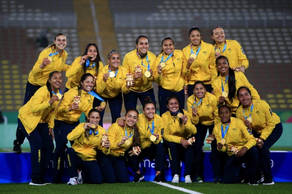 La Selección de Colombia que conquistó el 9 de agosto la medalla de oro, en el fútbol femenino de los Juegos Panamericanos de "Lima 2019". Las cafeteras ganaron en la final a Argentina en una interminable tanda de penales por 7-6 tras haber empatado el encuentro 1-1 (foto sitio Juegos Panamericanos de "Lima 2019").