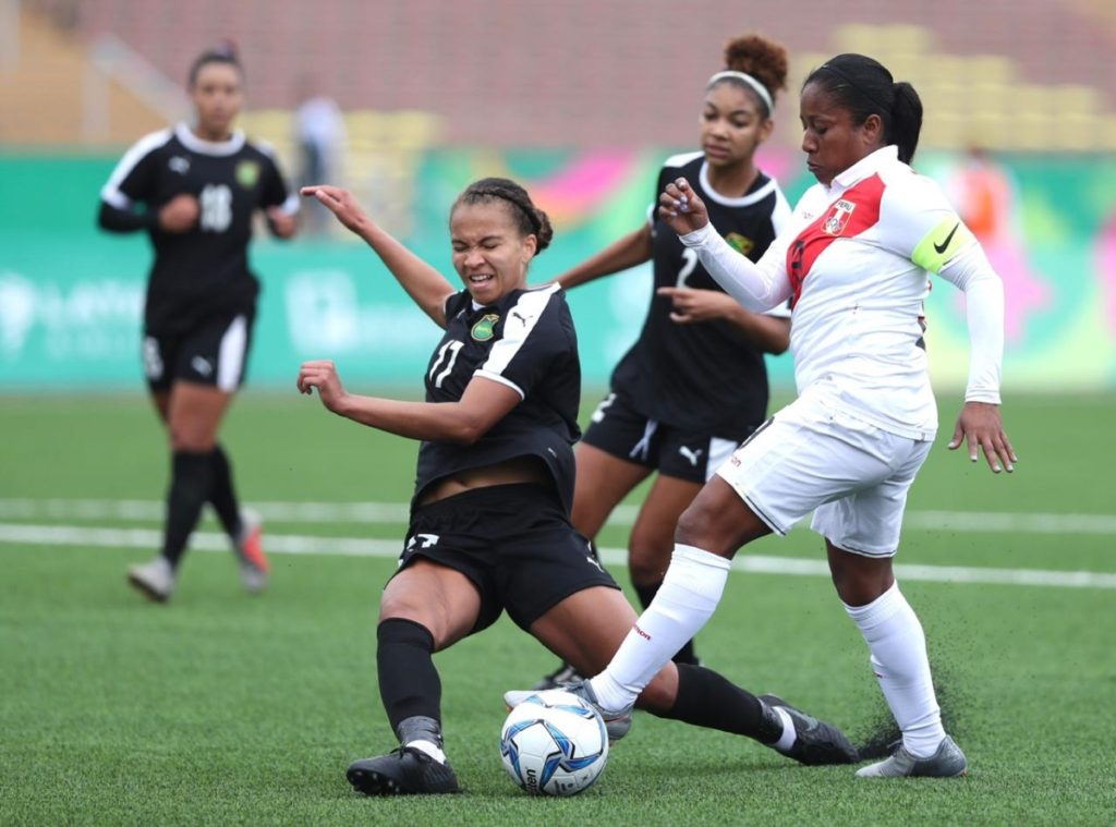 Jamaica sorprendió al anfitrión Perú y la doblegó 1-0, para dejarse la sétima posición del torneo de fútbol femenino de los Juegos Panamericanos del 2019. El encuentro se celebró la mañana de este 6 de agosto en Lima, Perú (foto Twitter de la Selección Peruana).