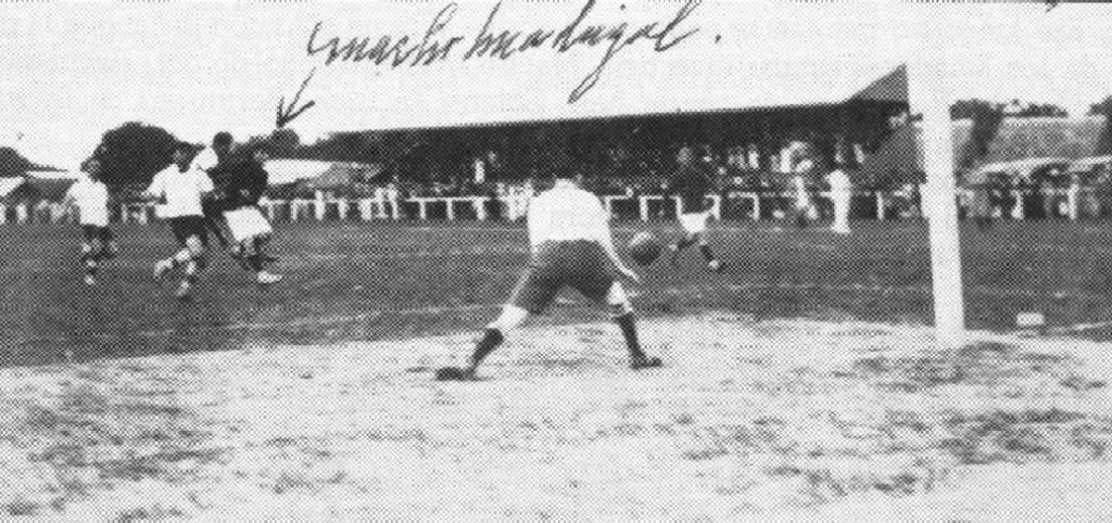 Rafael Ángel ‘Macho’ Madrigal (centro) remata en el primer juego oficial de Costa Rica, el 14 de setiembre de 1921, ante El Salvador, en el Campo de Marte, de Ciudad Guatemala. Ese día, el atacante liberto marcó cuatro goles (foto archivo de Rodrigo Calvo).