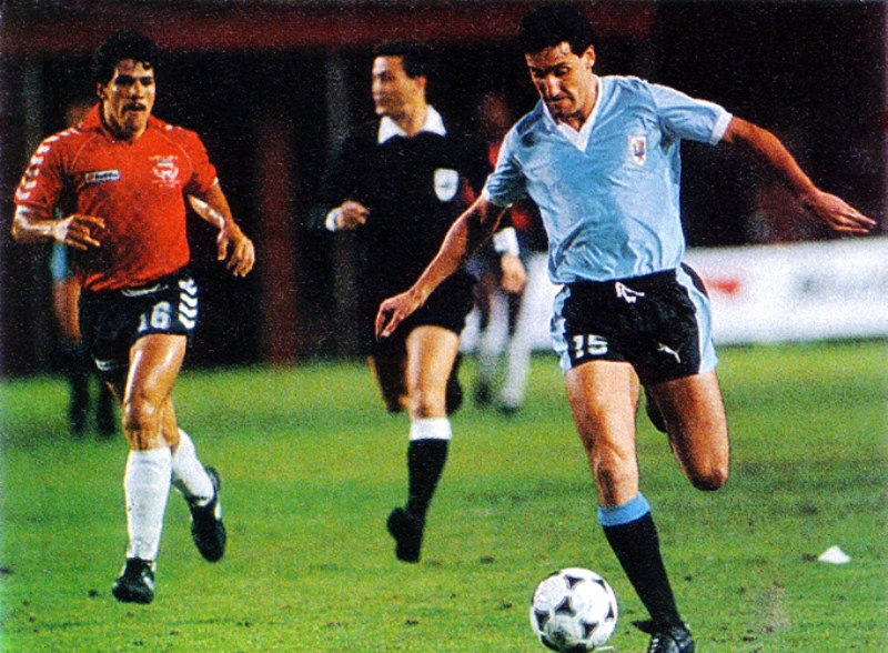 Final Uruguay-Costa Rica por la Copa Marlboro de 1990 en Miami, Estados Unidos. El lateral derecho tico, Carlos Garro (Nº 16), intenta alcanzar al uruguayo Pedro Pedrucci, en acción que sigue el juez estadounidense Vincent Mauro (foto de la Asociación Uruguaya de Fútbol).