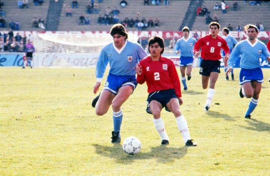 Vladimir Quesada (Nº 2), lateral derecho de Costa Rica), y Hugo Guerra, atacante de Uruguay, disputan el balón en el amistoso de 1992 ganado 2-1 por los sudamericanos en Montevideo. Atrás, el tico Luis Diego Arnáez (Nº 8) y los charrúas Eber Moas (centro) y Wálter Pelletti siguen la jugada de cerca (foto de la Asociación Uruguaya de Fútbol).