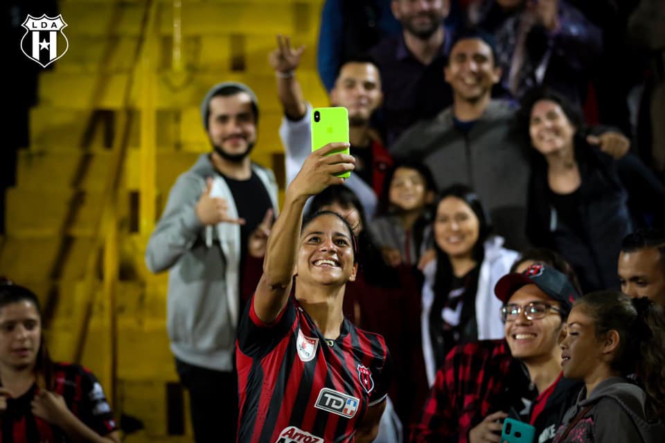 Con la frase "Con mi gente", Shirley Cruz abrió sus redes sociales para subir los selfies que se tomó con sus seguidores, al concluir el partido Codea LDA-Dimas Escazú (7-1), que representó su retorno al fútbol femenino tico tras jugar 13 años en el exterior (foto Rubén Murillo/Prensa LDA).