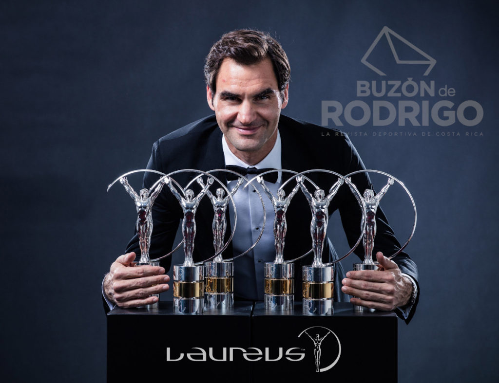 Federer con sus trofeos